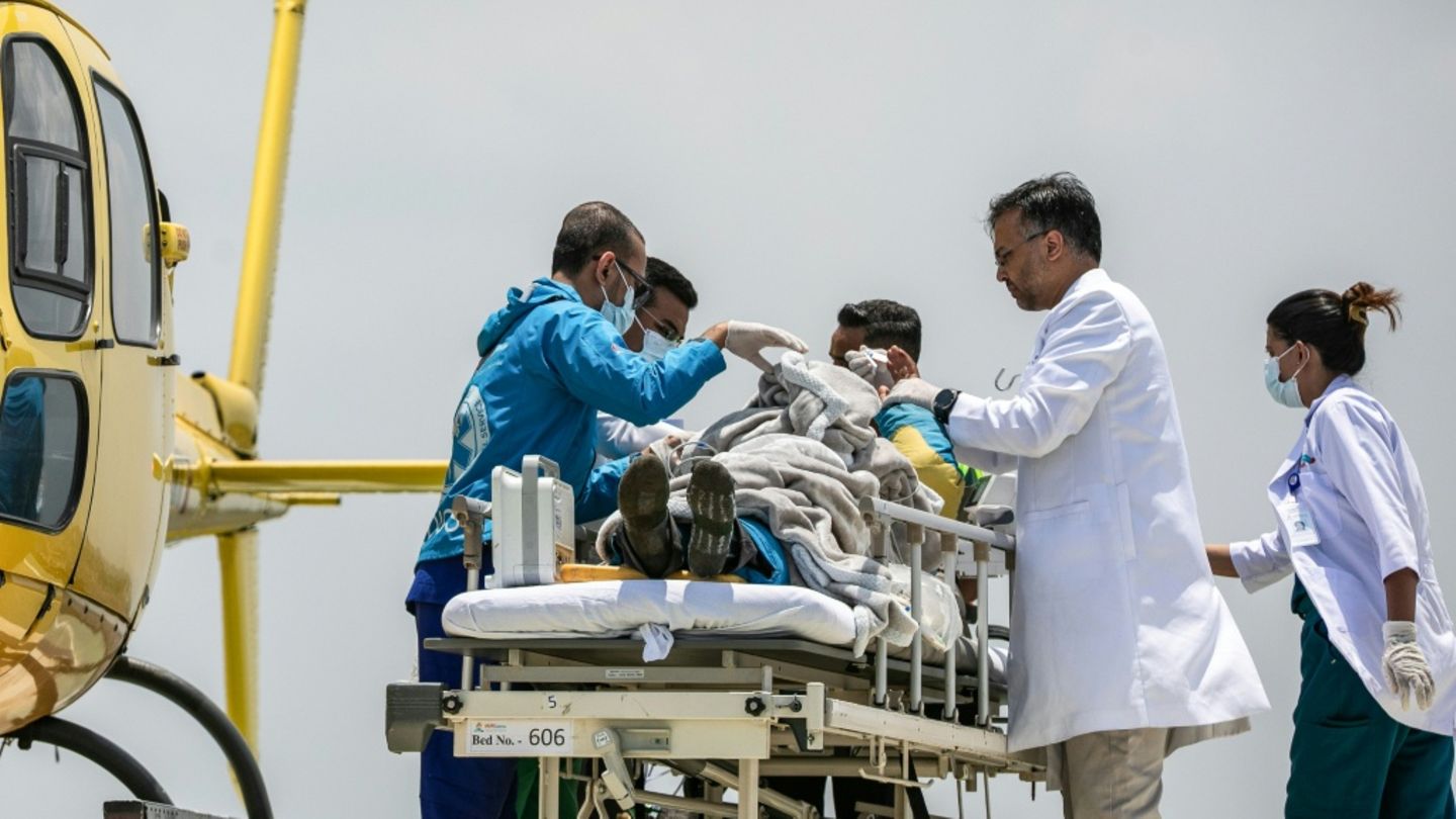 Dawa Sherpa bei der Ankunft am Krankenhaus in Kathmandu