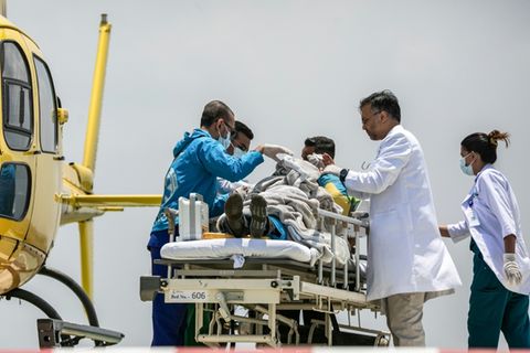Der Sherpa bei der Ankunft am Krankenhaus in Kathmandu – Tage, nachdem er am Mount Everest vermisst wurde