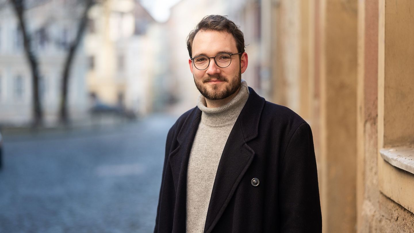 Der Görlitzer Autor Lukas Rietzschel hat einen neuen Roman „Sanditz“ geschrieben. (Archivbild) Foto: Paul Glaser/dpa