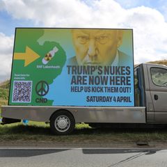 Protest in Lakenheath: Auf dem Militärflughafen in der britischen Grafschaft Suffolk sollen Anfang des Jahres neue US-Atomwaffen eingetroffen sein