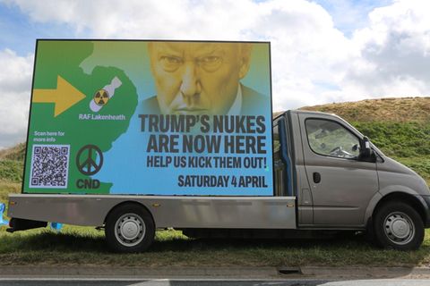 Protest in Lakenheath: Auf dem Militärflughafen in der britischen Grafschaft Suffolk sollen Anfang des Jahres neue US-Atomwaffen eingetroffen sein
