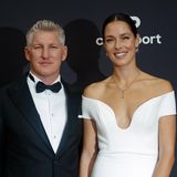 Bastian Schweinsteiger und Ana Ivanović posieren in Abendgraderobe auf dem roten Teppich