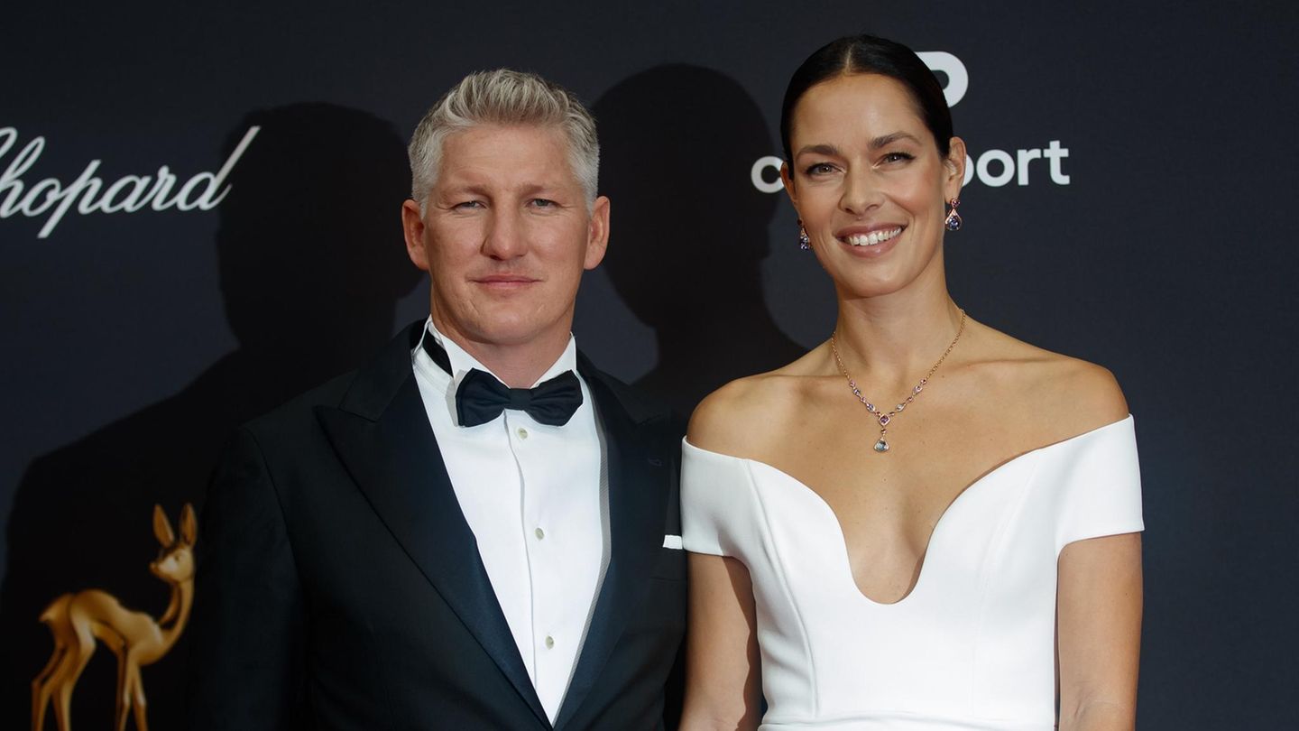 Bastian Schweinsteiger und Ana Ivanović posieren in Abendgraderobe auf dem roten Teppich