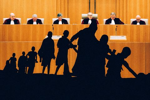 Montage: Flüchtende Menschen, dahinter ein Gerichtssaal, Symbolbild für Fall aus Schweinfurt