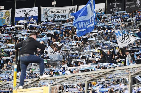 Die Fans des TSV 1860 München trauern. (Archivbild) Foto: Angelika Warmuth/dpa