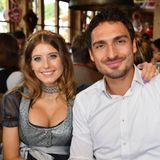 Mats und Cathy Hummels sitzen nebeneinander und lachen in die Kamera