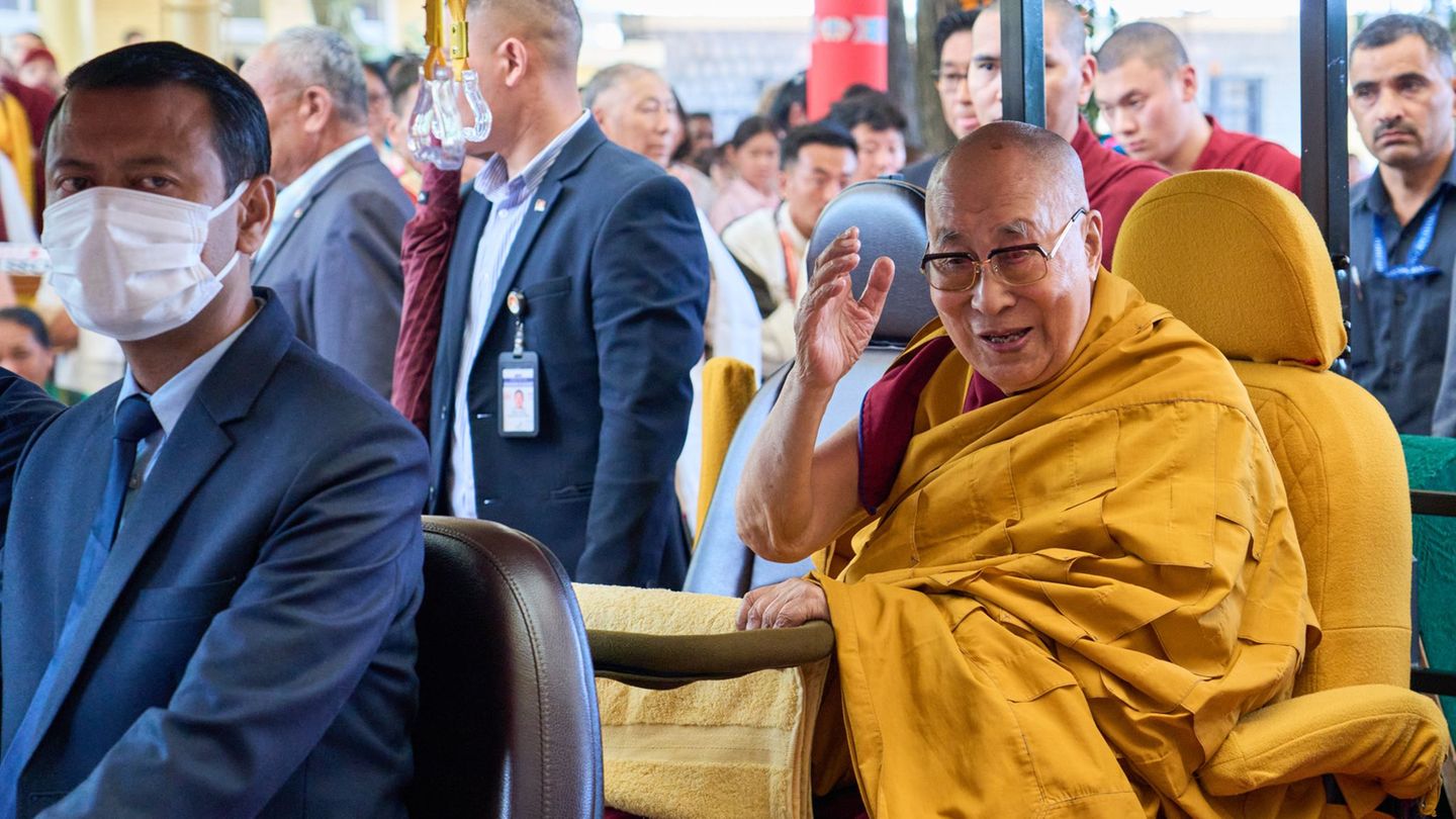 Buddhismus: Dalai Lama reist für Kniebehandlung nach Neu-Delhi