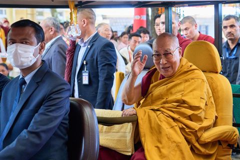 Der Dalai Lama, das spirituelle Oberhaupt der tibetischen Buddhisten, wird sich einer Behandlung am Knie unterziehen. (Archivbil