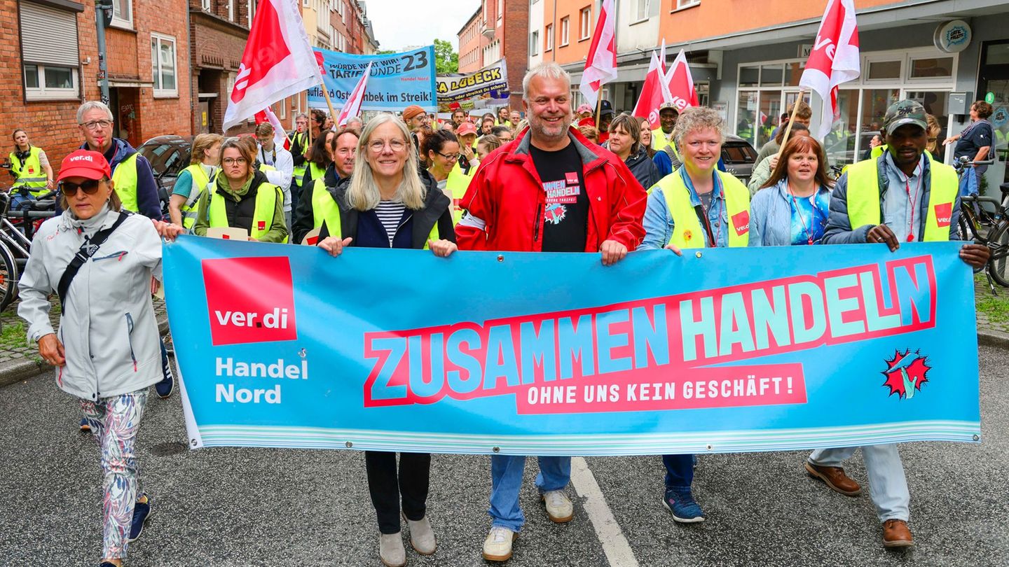 Tarifverhandlungen: Beschäftigte im Handel demonstrieren in Kiel