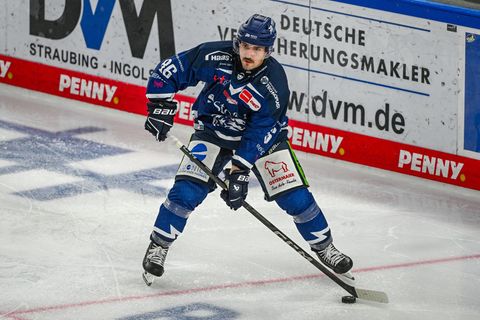 Skyler McKenzie bleibt wie auch Simon Seidl in Straubing. (Archivbild) Foto: Armin Weigel/dpa