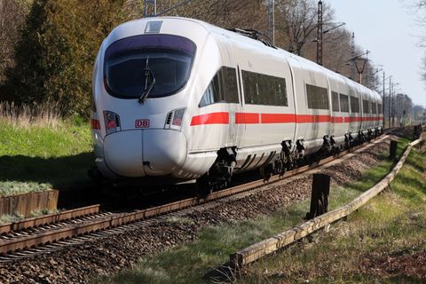 Der frühe ICE von Rostock über Schwerin nach Hamburg kann neuerdings auch mit Nahverkehrsticket genutzt werden. (Archivbild) Fot