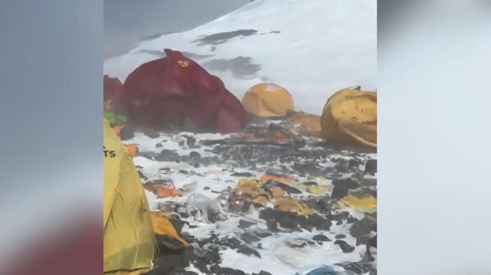 Höchstes Camp vor Mount-Everest-Gipfel versinkt im Müll