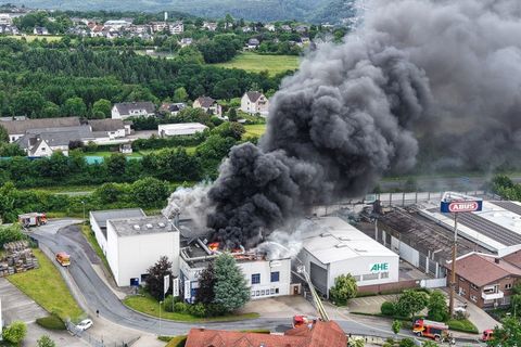 Anwohner wurden wegen des starken Rauchs gebeten, Fenster und Türen geschlossen zu halten. Foto: Alex Talash/dpa
