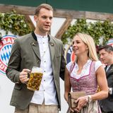 Kurz nach der Trennung von seiner Jugendliebe lernte Manuel Neuer die Dressurreiterin Nina Weiss kennen. Aufgrund des Altersunterschieds von rund 15 Jahren stand die Beziehung von Beginn an im Fokus der Boulevardmedien. 2017 heirateten die beiden, erst standesamtlich in Österreich, dann kirchlich in Italien. Anfang 2020 wurden erste Berichte über eine Trennung bekannt. Im Laufe des Jahres bestätigte sich, dass die Ehe gescheitert war. Später kam der Torhüter mit Anika Bissel zusammen, mit der er bis heute liiert ist. 2024 brachte sie den gemeinsamen Sohn zur Welt.