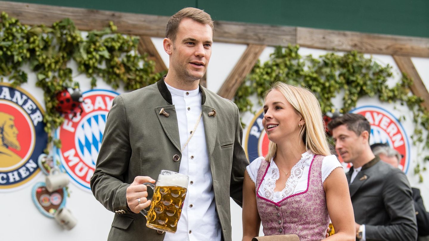 Kurz nach der Trennung von seiner Jugendliebe lernte Manuel Neuer die Dressurreiterin Nina Weiss kennen. Aufgrund des Altersunterschieds von rund 15 Jahren stand die Beziehung von Beginn an im Fokus der Boulevardmedien. 2017 heirateten die beiden, erst standesamtlich in Österreich, dann kirchlich in Italien. Anfang 2020 wurden erste Berichte über eine Trennung bekannt. Im Laufe des Jahres bestätigte sich, dass die Ehe gescheitert war. Später kam der Torhüter mit Anika Bissel zusammen, mit der er bis heute liiert ist. 2024 brachte sie den gemeinsamen Sohn zur Welt.