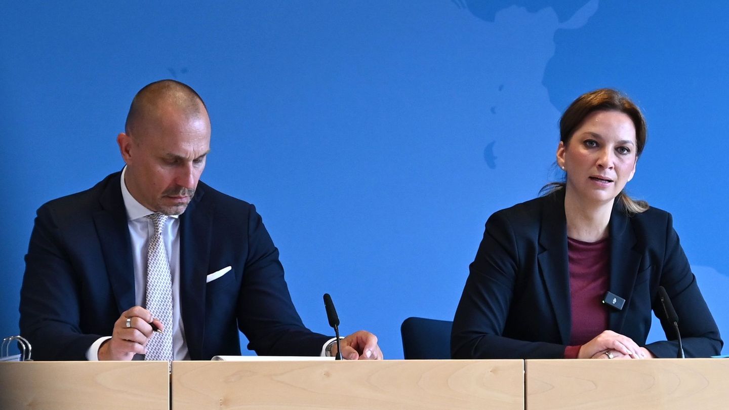 Verfassungsschutz und Landespolizei sollen laut Innenministerin Magdalena Finke (CDU) weiter personell gestärkt werden. Foto: Ka