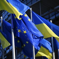 EU-Flaggen und ukrainische Falggen