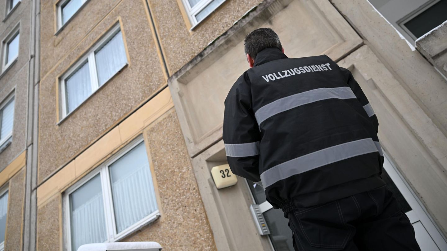 In Uniform gegen Sozialmissbrauch: ein Mitarbeiter des Vollzugsdienstes in Nordhausen