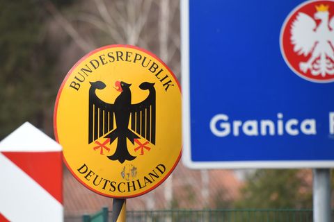 Unweit der deutsch-polnischen Grenze soll in Swinemünde ein großer Containerhafen entstehen. (Symbolbild) Foto: Stefan Sauer/dpa