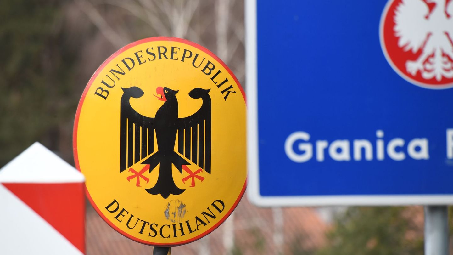 Unweit der deutsch-polnischen Grenze soll in Swinemünde ein großer Containerhafen entstehen. (Symbolbild) Foto: Stefan Sauer/dpa