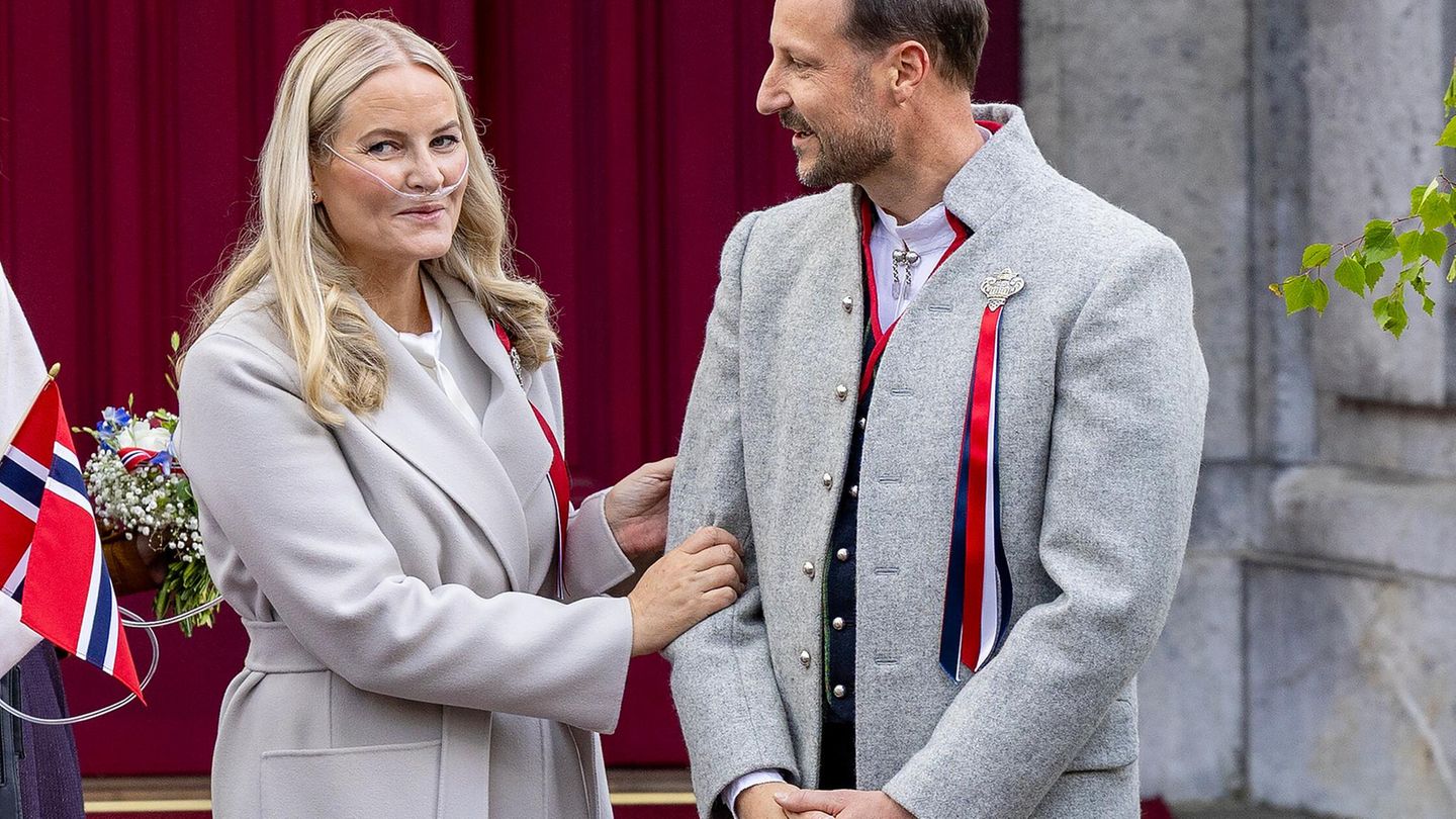 Mette-Marit mit Sauerstoffgerät an der Seite von Kronprinz Haakon