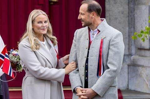 Mette-Marit mit Sauerstoffgerät an der Seite von Kronprinz Haakon