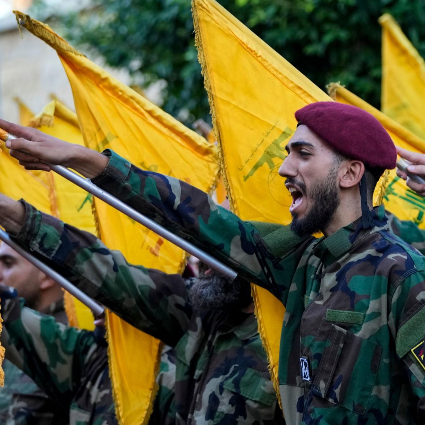 Hisbollah-Mitglieder hissen ihre Gruppenfahnen