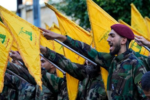 Hisbollah-Mitglieder hissen ihre Gruppenfahnen