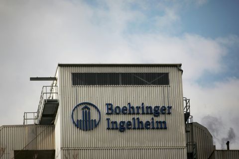 Boehringer-Ingelheim-Logo in Ingelheim im Jahr 2012