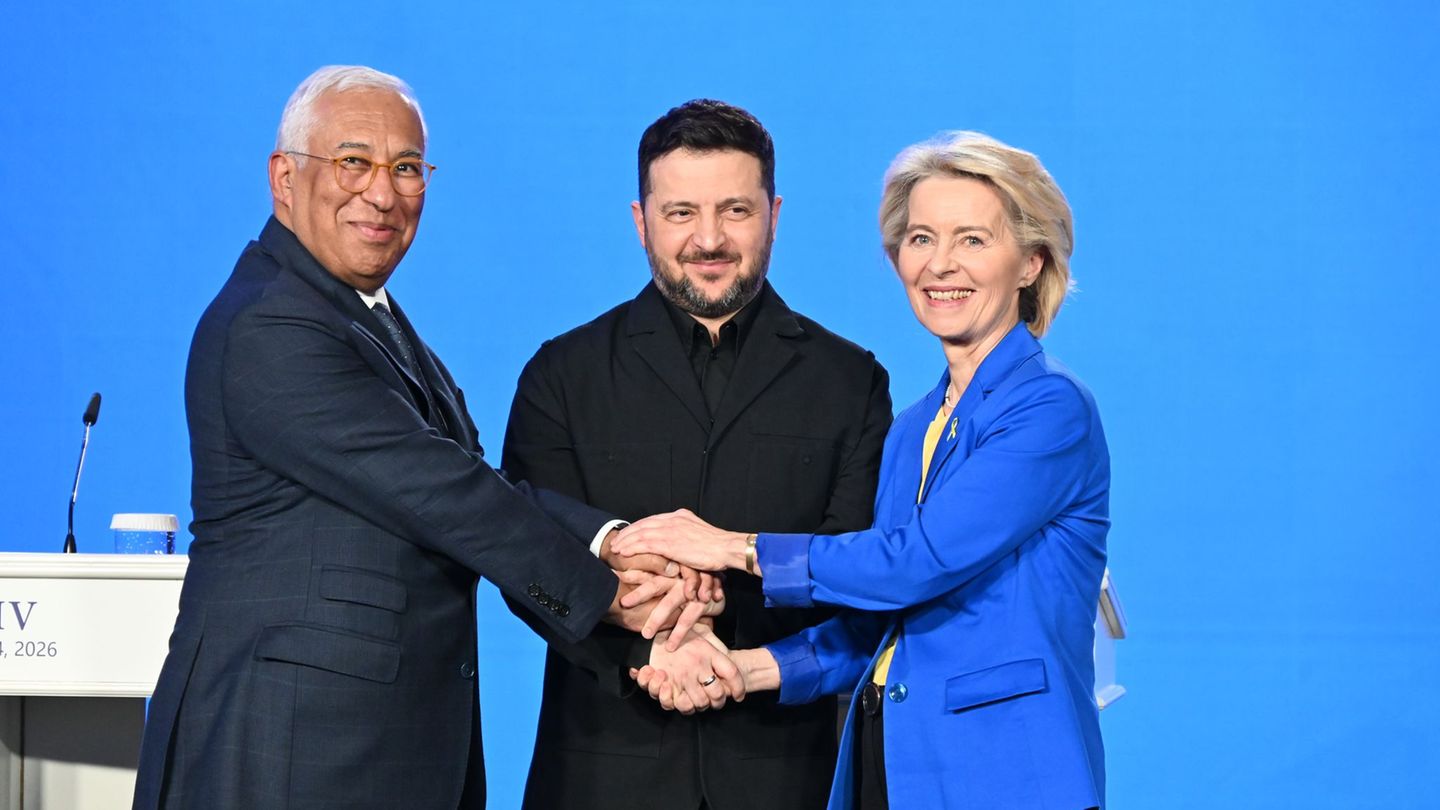 Ukraines Präsident Selenskyj (M.) kann zufrieden sein: die EU-Verhandlungen mit seinem Land können in eine substanzielle Phase e