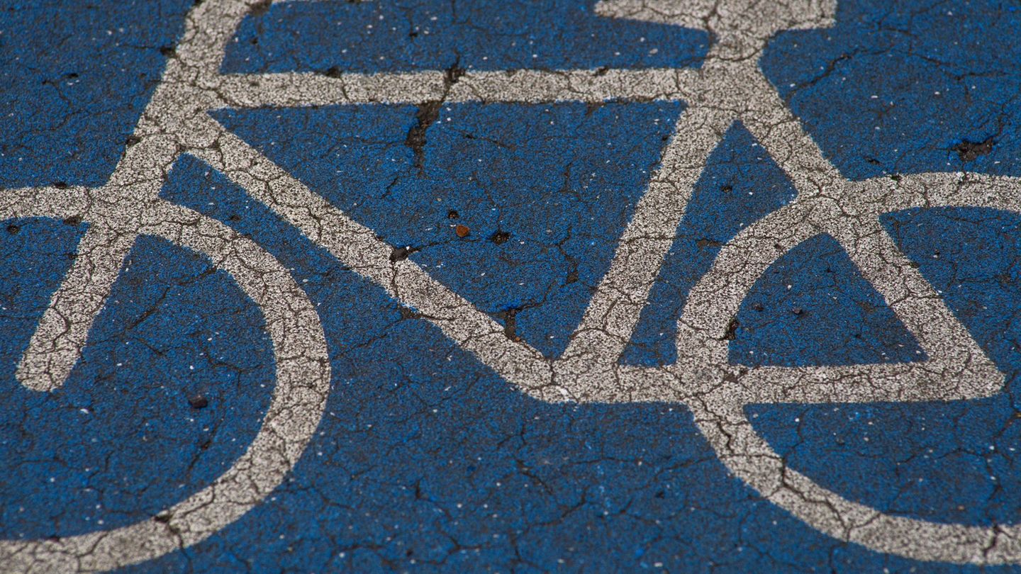 Eine Fahrradfahrerin wurde in Varel von einem Lkw erfasst und tödlich verletzt. (Symbolbild) Foto: Klaus-Dietmar Gabbert/dpa-Zen