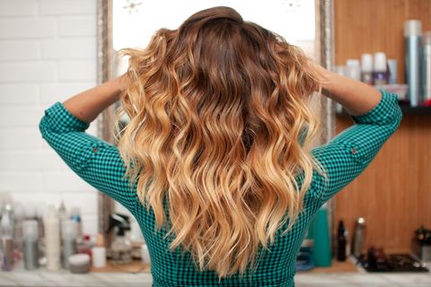 Eine Frau von hinten mit offenem, voluminösen Haar