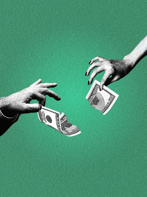 Eine männliche und weibliche Hand halten je eine Hälfte eines zerrissenen Geldscheins