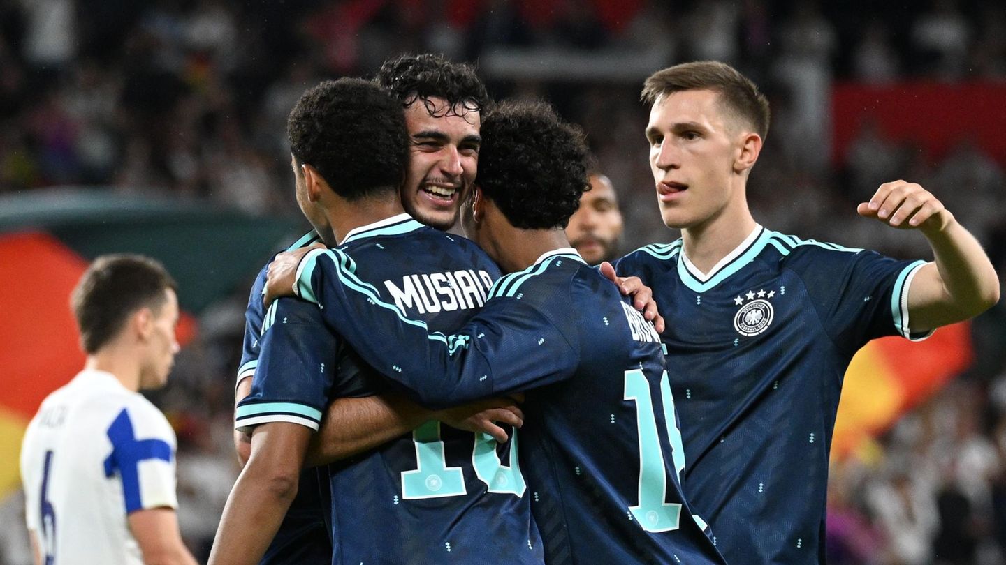 Newsblog zur Fußball-WM: Einmal blaues Trikot: Deutschlands WM-Outfits stehen fest