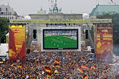 Die Fanmeile am Brandenburger Tor war 2006 bestens gefüllt. (Archivbild) Foto: Marcel Mettelsiefen/dpa