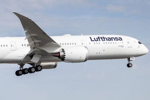 Eine Boeing 787-9 der Lufthansa im Anflug auf den Flughafen Frankfurt (Archivfoto)
