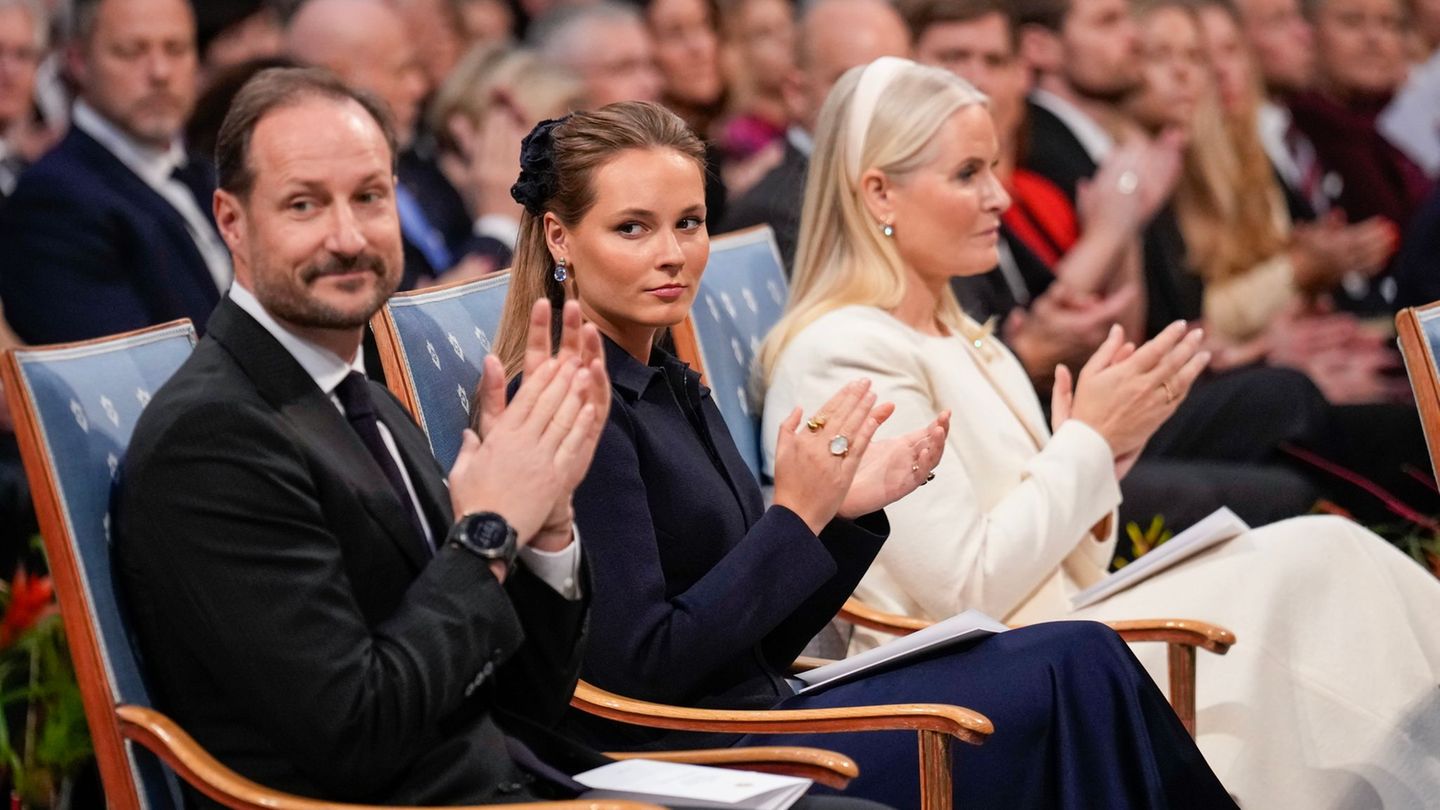 Kronprinzessin Mette-Marit (rechts) leidet unter einer schweren Lungenfibrose. (Archivbild) Foto: Ole Berg-Rusten/NTB/dpa