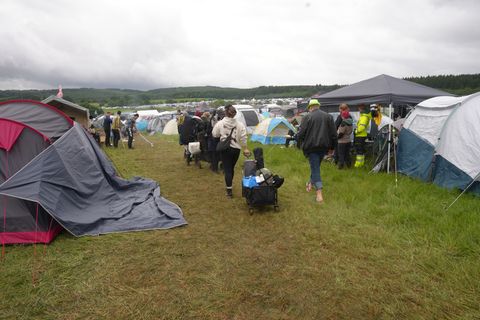 Auf dem Campingplatz ist der Boden aufgeweicht. Foto: Thomas Frey/dpa