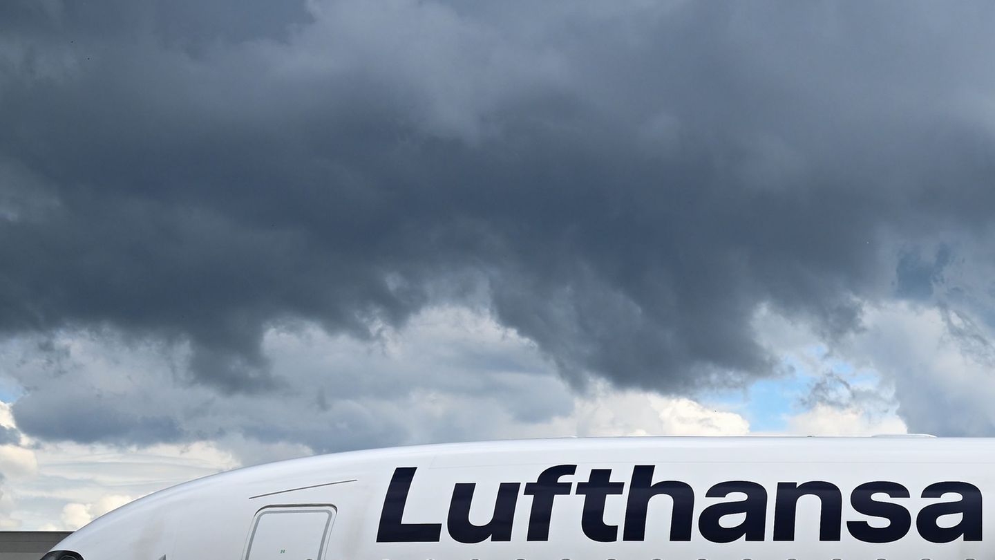 Unfall: Fahrwerk knickt ein – Verletzte am Frankfurter Flughafen