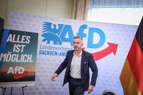 Spitzenkandidat Ulrich Siegmund will erster AfD-Ministerpräsident werden. Foto: Ronny Hartmann/dpa
