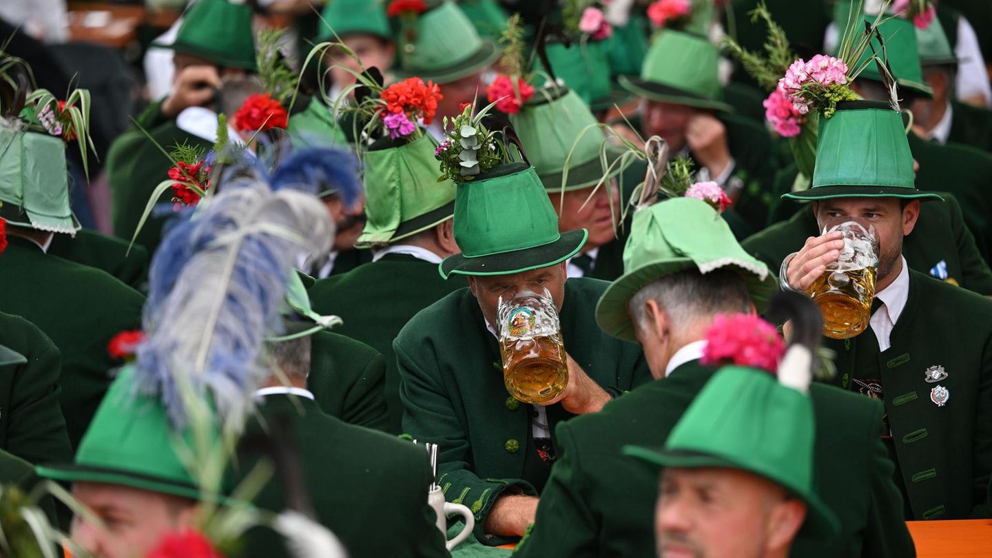 Wackersberg, Bayern. Gebirgsschützen sitzen nach der Fronleichnamsprozession im Biergarten. Katholiken begehen Fronleichnam immer 60 Tage nach Ostern. Fronleichnam bedeutet „Fest des Leibes und Blutes Christi“.