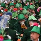 Wackersberg, Bayern. Gebirgsschützen sitzen nach der Fronleichnamsprozession im Biergarten. Katholiken begehen Fronleichnam immer 60 Tage nach Ostern. Fronleichnam bedeutet „Fest des Leibes und Blutes Christi“.