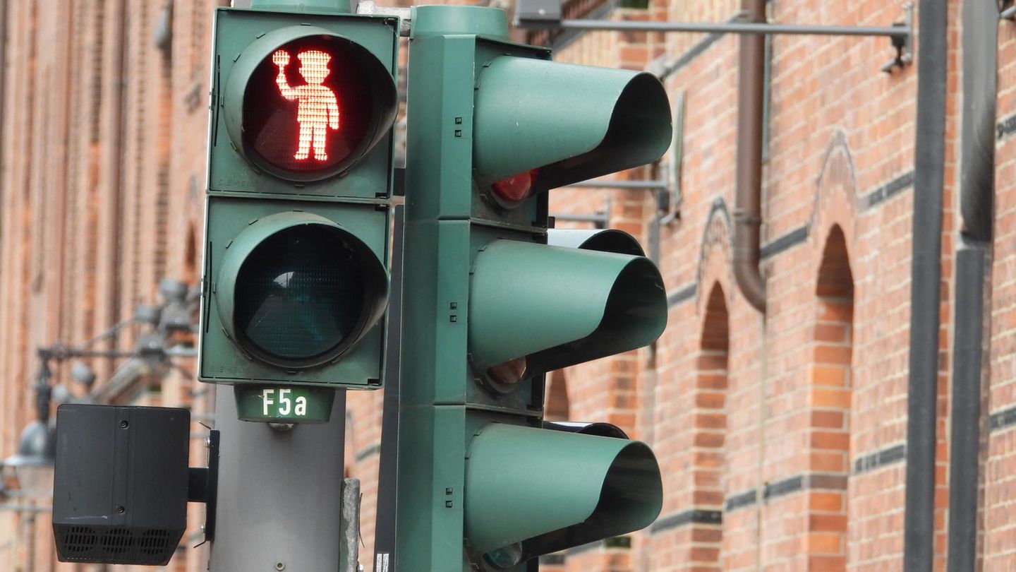 Hamburg, Deutschland. Neue Ampelmännchen – grüne und rote Schaffner – wurden in der Speicherstadt an einer Kreuzung in der Nähe des Miniaturwunderlandes installiert. Damit wird der 20. Geburtstag der weltgrößten Modelleisenbahnanlage gefeiert.