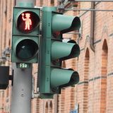 Hamburg, Deutschland. Neue Ampelmännchen – grüne und rote Schaffner – wurden in der Speicherstadt an einer Kreuzung in der Nähe des Miniaturwunderlandes installiert. Damit wird der 20. Geburtstag der weltgrößten Modelleisenbahnanlage gefeiert.