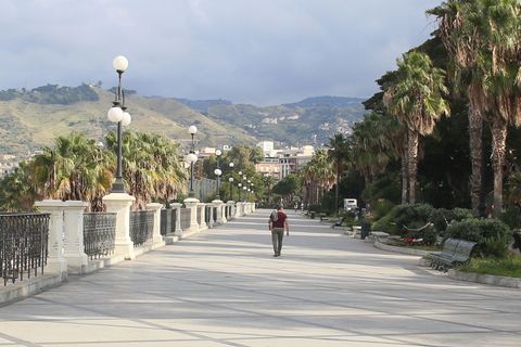 Ein Mann geht in Reggio Calabria an einer leeren Promenade spazieren. Die italienische Region Kalabrien ist die Heimat der auch
