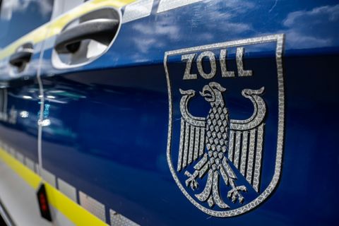 Zoll-Logo auf Dienstauto