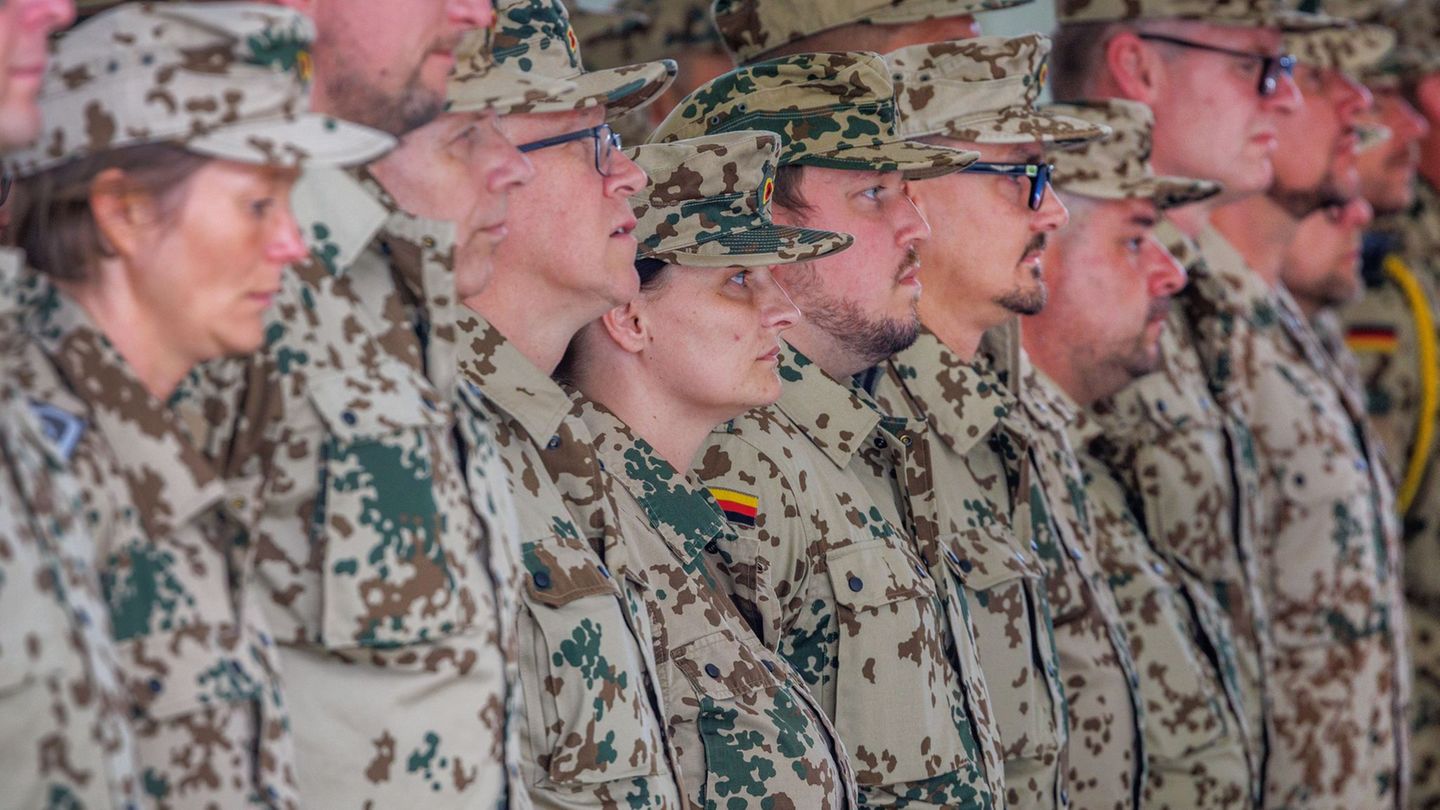 Soldaten der Flugabwehrraketengruppe 24 werden bald in die Türkei verlegt. Foto: Jens Büttner/dpa