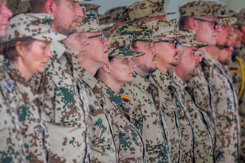 Soldaten der Flugabwehrraketengruppe 24 werden bald in die Türkei verlegt. Foto: Jens Büttner/dpa
