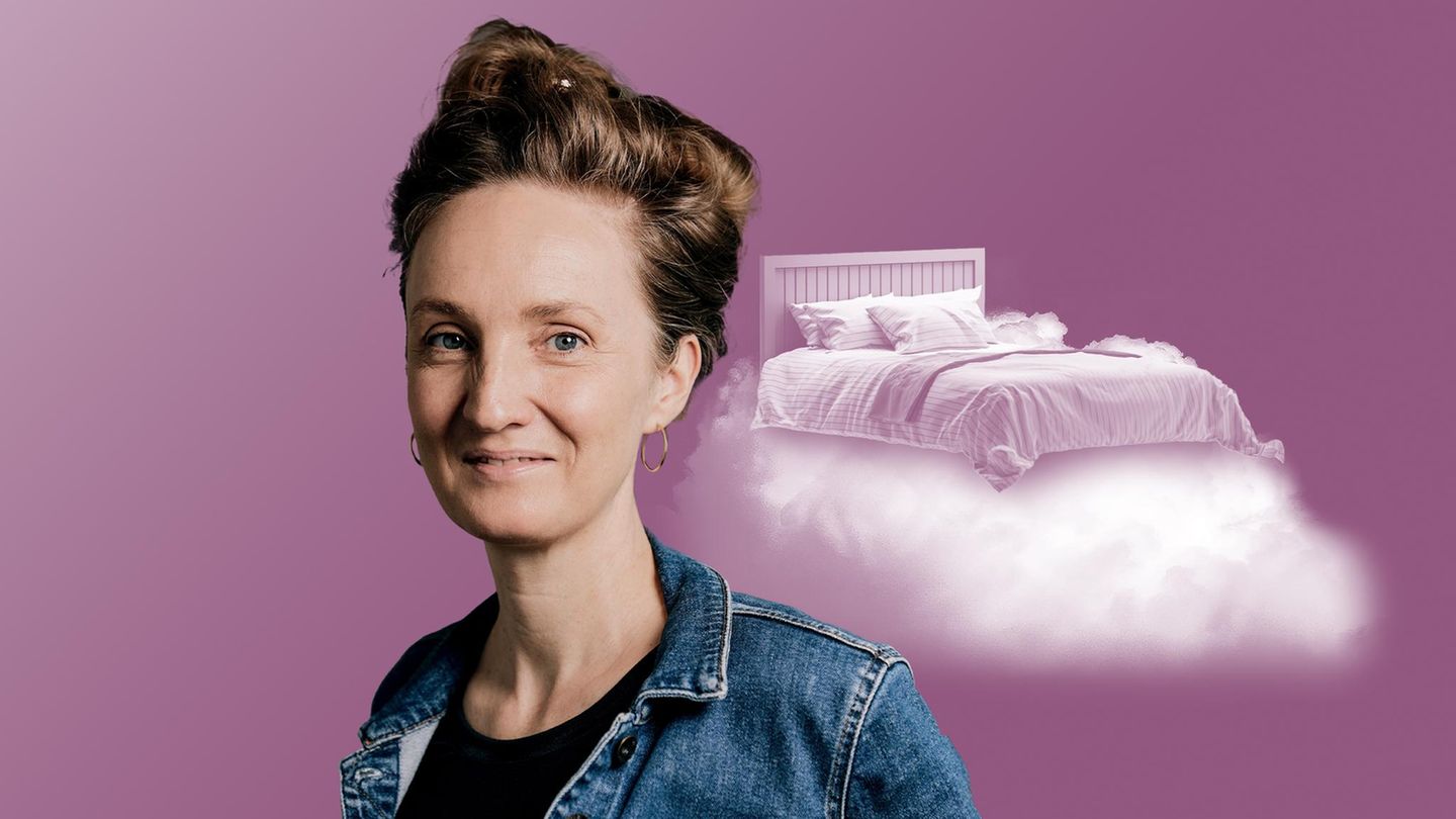 Montage: Die Autorin vor einem Bett, das auf einer Wolke schwebt.