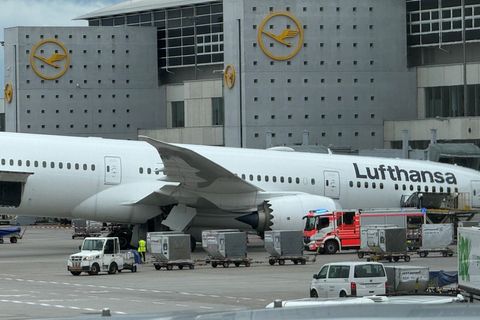 Das Bugfahrwerk eines Lufthansa-Dreamliners knickte vor dem Terminal ein. Foto: Mike Seeboth/dpa